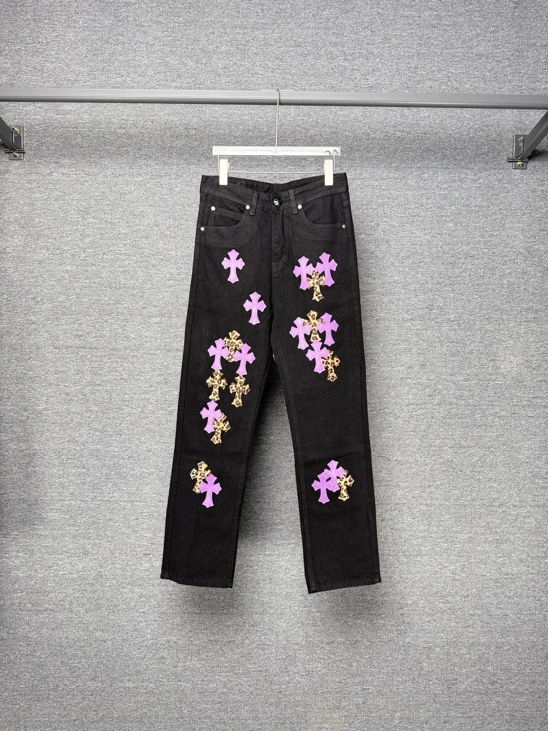 P250 💰 (Top version) Chrome Hearts black denim jeans with purple leopard print. CH jeans need to be washed and then disassembled and hand-stitched with sheepskin cross leather and then spliced ​​together to complete. The whole piece has too many craftsmanship to describe. The patches are embellished with cross patterns and the high-waisted washed jeans! ! Absolutely high-end luxury products, god-level single products and super popular products, made with top heavy industry, a must-see magic weapon. Customized hardware. The fabric is thick and soft after washing. It has good breathability. Customized small leather label. Unique design. The details are simple and elegant, and the workmanship is exquisite. The entire trousers are neatly routed and the details are in place! It’s so cool that both men and women can easily control the genderless trend! Color: Black Size: 28-30-32-34-36 (corresponds to S-M-L-XL-XXL)